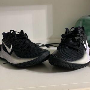 Kryie 2 low black and white